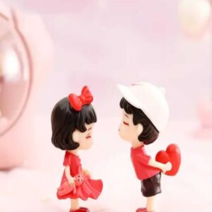 Miniature lovers statue