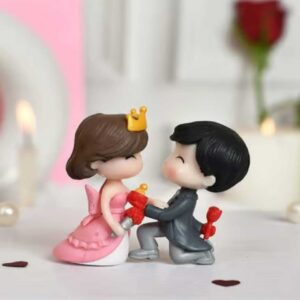 Miniature couple statue
